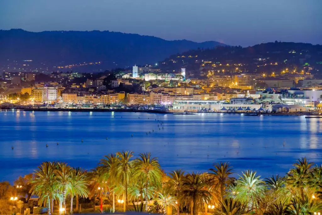 Cannes Croisette magnifique vue mer, 2 chambres et un petit bureau
